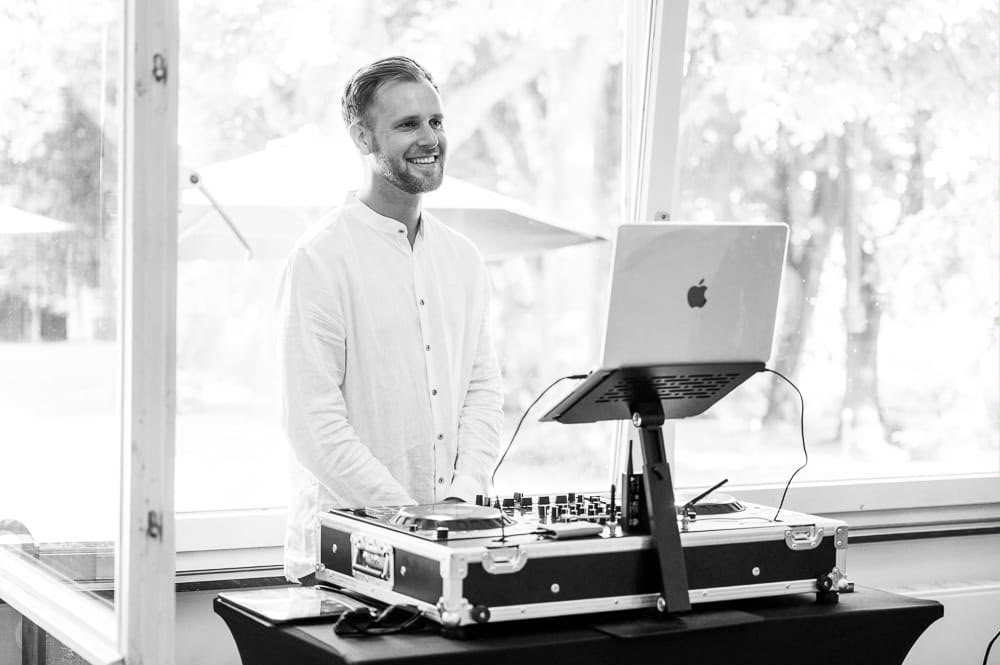 Dennis Brandenburg – DJ Dennz an den Decks (Schwarz-Weiß)