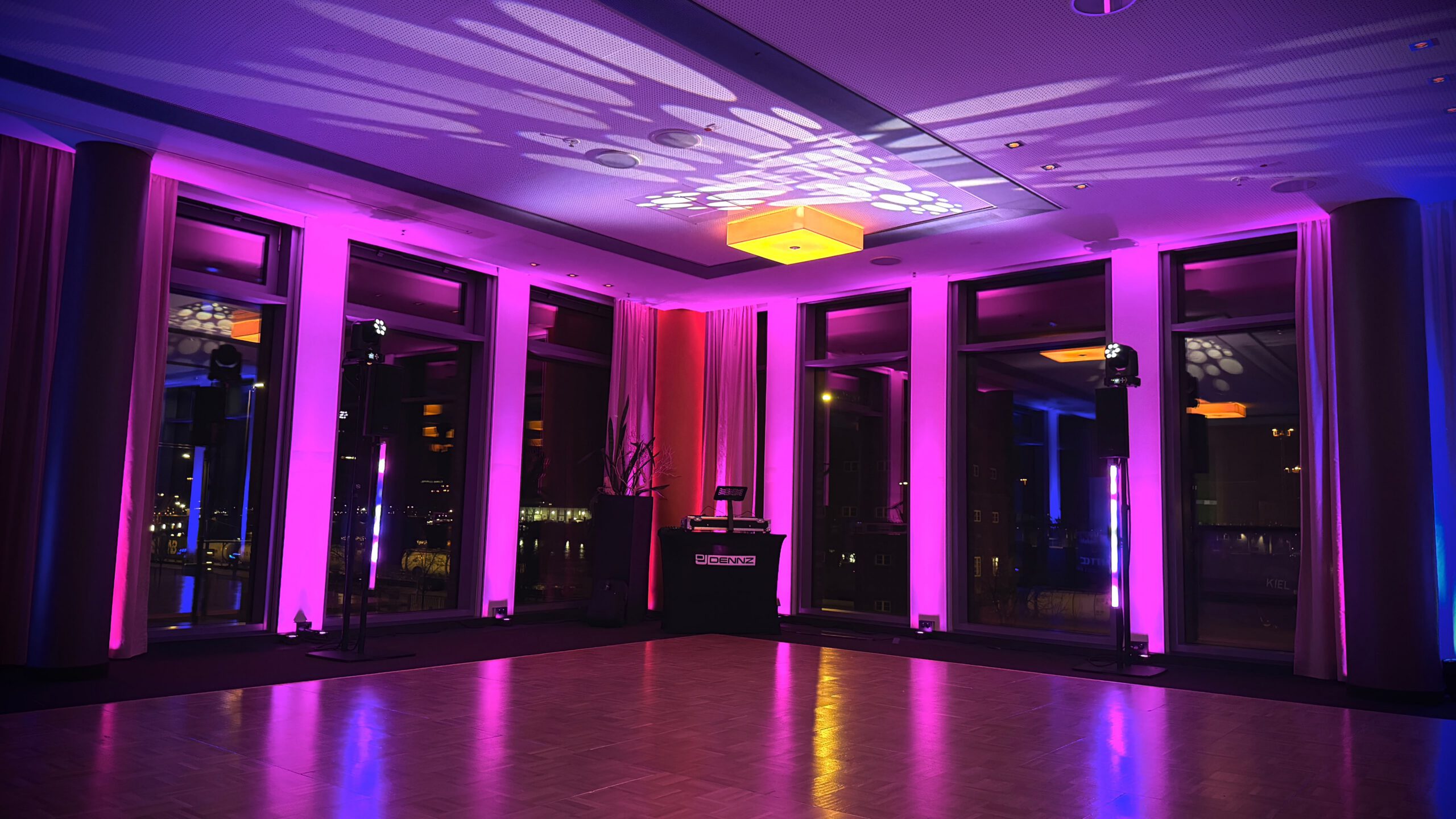 Ambiente-Beleuchtung mit LED-Stelen in einer Location