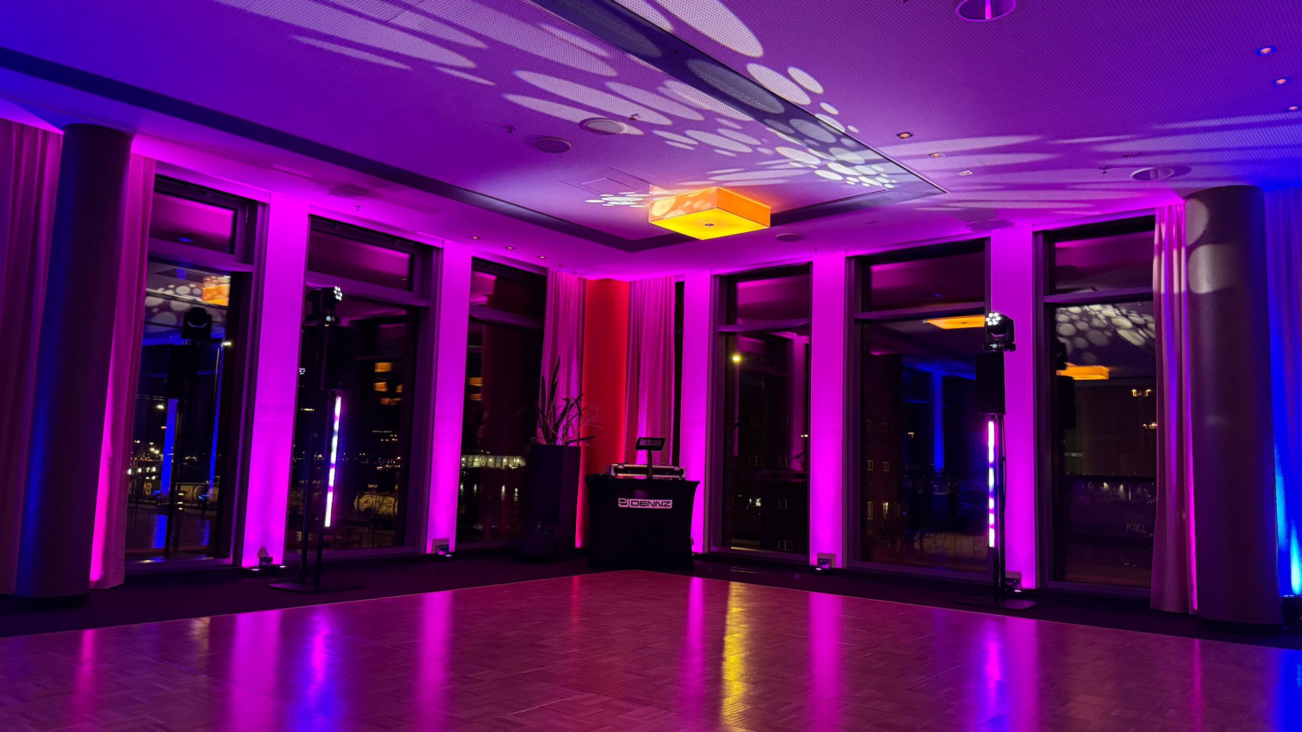 Lichttechnik mit Moving Heads und Uplights im Eventsaal