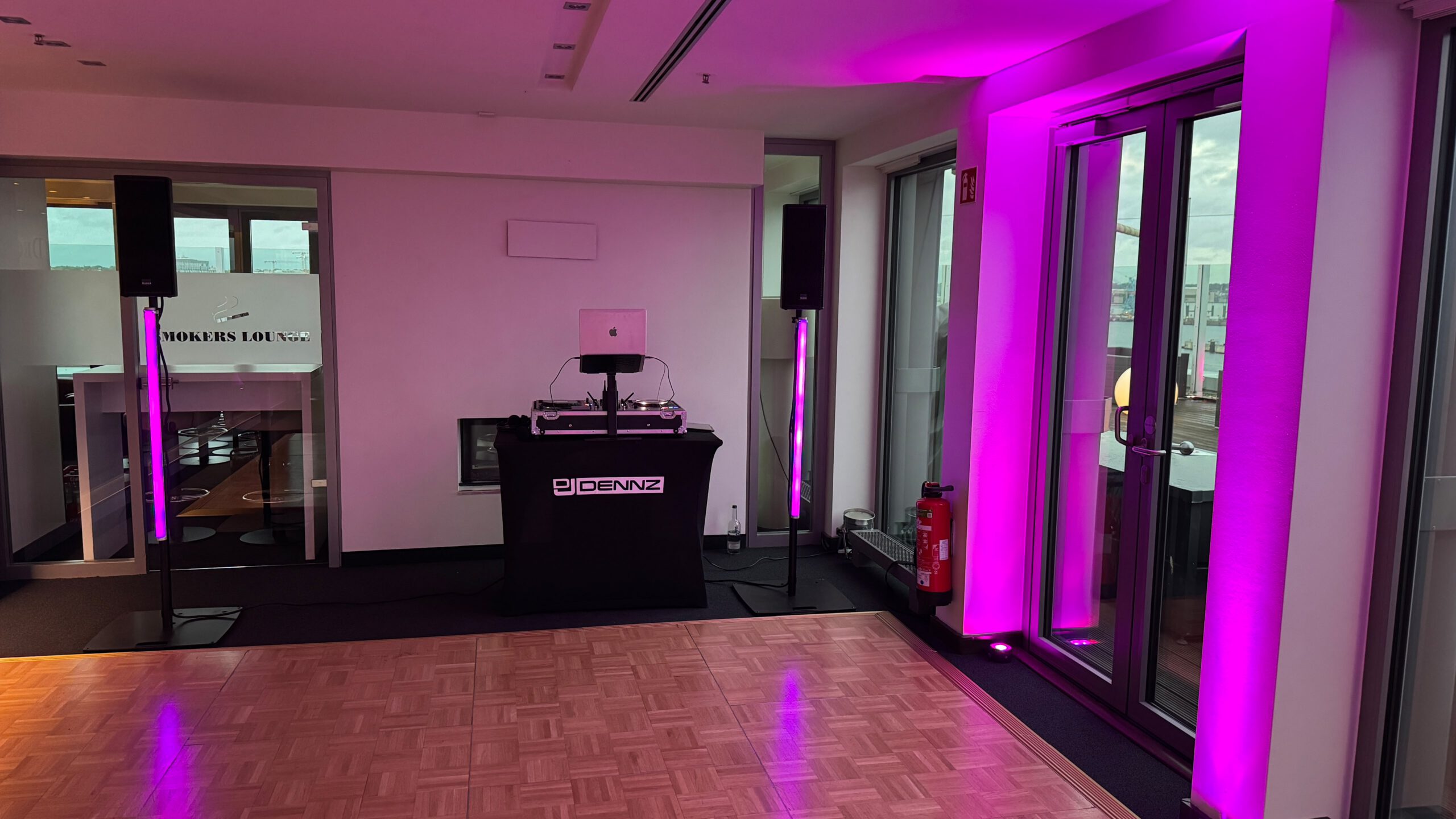 Aufgebaute PA-Anlage und DJ-Pult von DJ Dennz